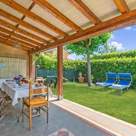 Casa Colombo With Garden In Dei Marmi - Happy